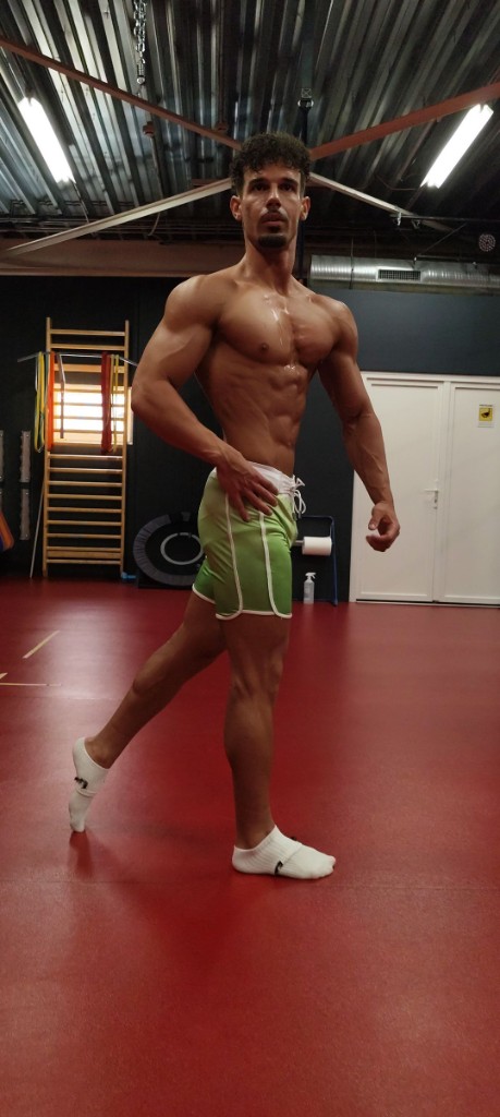 gallery-trainer-fullbody-green-shorts