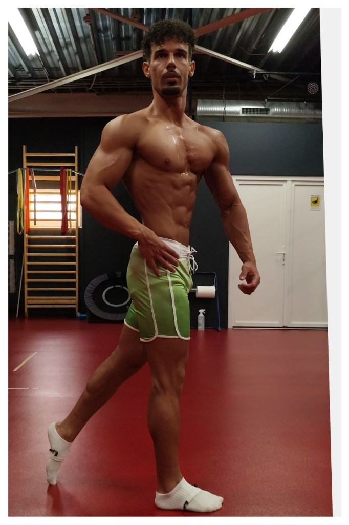 gallery-trainer-side-pose-gym